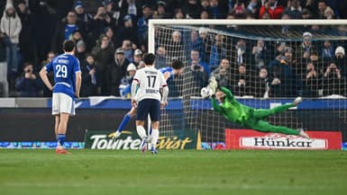 Matvei Safonov arrête le penalty de Panichelli lors de Strasbourg-PSG, le 1er février 2026.