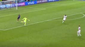 Manuel Neuer sort de sa surface de réparation avec le ballon