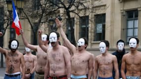 Des opposants au mariage gay, les "Homen", manifestent à demi-nu dans Paris, à l'instar des Femen.