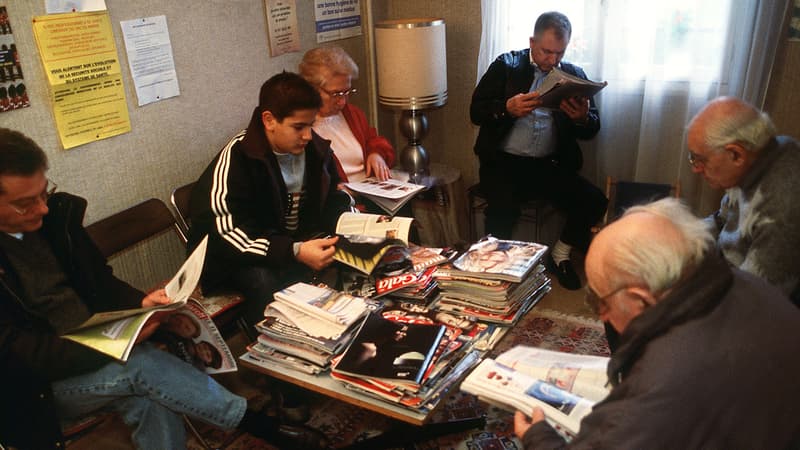 Des patients dans la salle d'attente d'un médecin généraliste de Vitry-sur-Seine, dans le Val-de-Marne, en 2002.