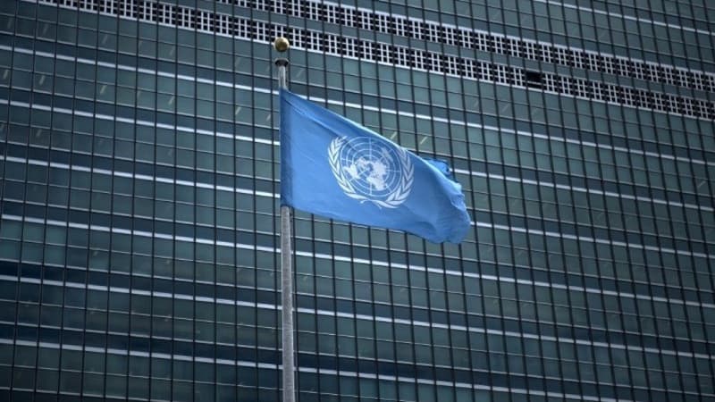 Un drapeau de lONU devant le siège de l'organisation à New York