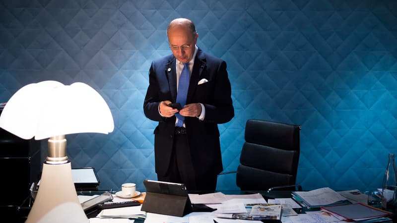 Laurent Fabius dans son bureau au Bourget pour la COP21, le 10 décembre 2015.