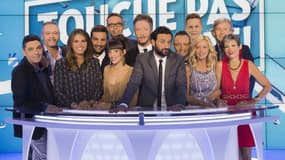 Cyril Hanouna et ses chroniqueurs sur le plateau de "Touche pas à mon poste!"