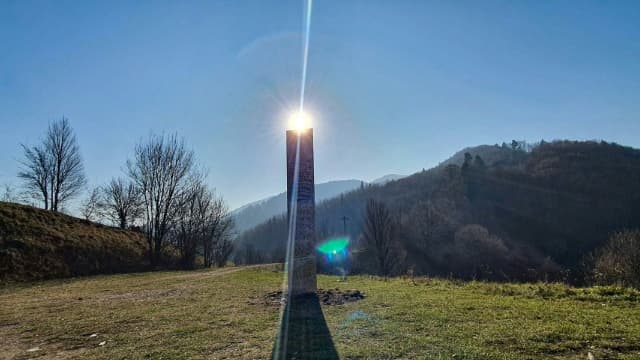 Le monolithe de métal apparu sur la colline Batca Doamnei à Piatra Neamt, en Roumanie (Photo d'illustration).
