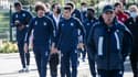 Les Girondins de Bordeaux et leur entraîneur Jean-Louis Gasset (2e d) à leur arrivée pour un entraînement à Ploemeur, le 23 avril 2021