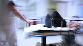 Une infirmière prend en charge un patient aux urgences de Mulhouse, le 16 janvier 2023