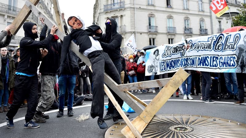 Un mannequin à l'effigie d'Emmanuel Macron a été pendu et brûlé lors d'une manifestation à Nantes le 7 avril