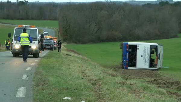 Le bus couché dans le champs, après l'accident. Le bus couché dans le champs, après l'accident.