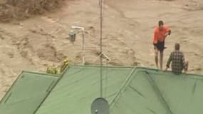Des habitants de Toowoomba, à l'ouest de Brisbane, se réfugient sur les toits pour échapper à la vague de boue de deux mètres de haut qui a déferlé dans les rues. Les inondations atteignent désormais Brisbane, troisième ville d'Australie, où les évacuatio