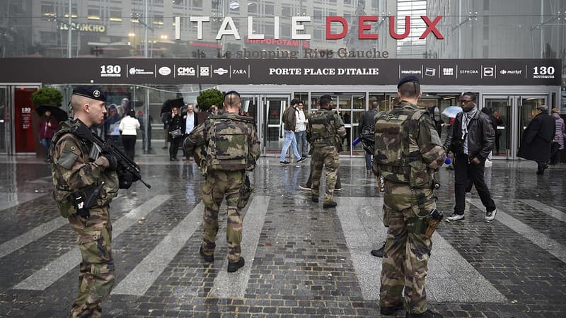 Des militaires patrouillent devant le centre commercial Italie 2, dans le 13e arrondissement de Paris (Photo d'illustration).