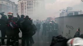 Manifestation des pompiers à Paris: situation tendue près de la porte de Vincennes 