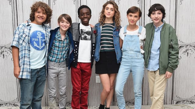 Le casting de Stranger Things, une des séries à la fois produites et diffusées par Netflix.
