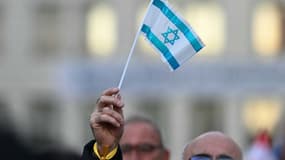 Drapeau d'Israël lors d'un rassemblement. 
