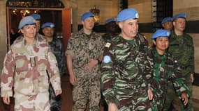 Le colonel marocain Ahmed Himmiche (au premier plan) qui dirige une équipe d'observateurs de l'Onu en Syrie, mercredi à Damas. Quinze autres observateurs des Nations unies sont attendus d'ici lundi en Syrie et aucun effort n'est épargné pour permettre le