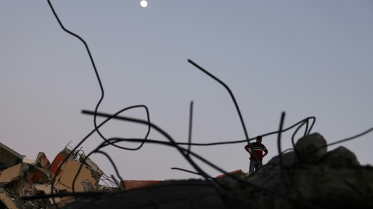 Un Palestinien sur les ruines d'un immeuble détruit par un bombardement israélien à Gaza, le 24 mai 2021 (illustration)