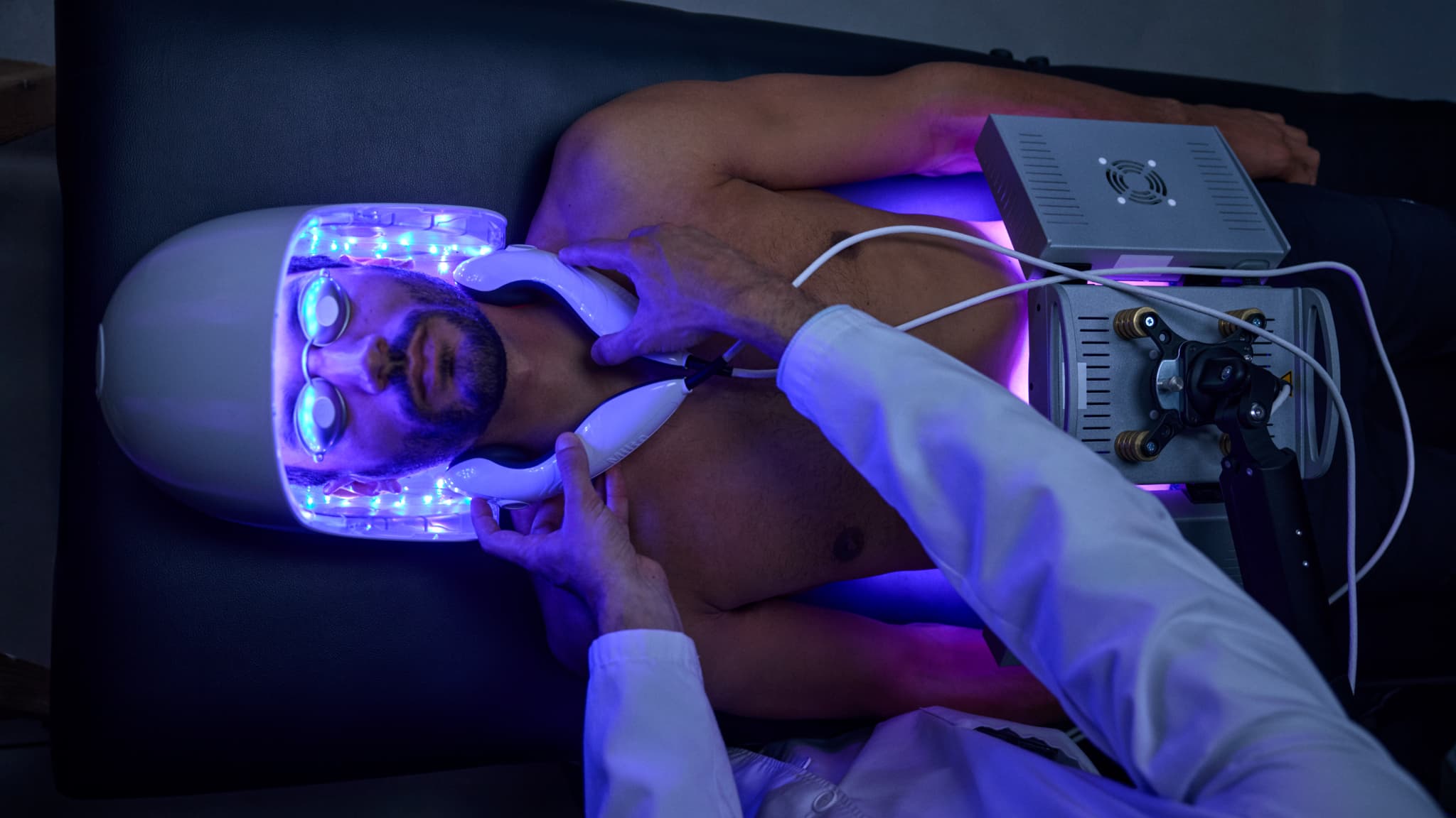 INJECTION D'OZONE, ANALYSE GÉNÉTIQUE, TESTS MICROBIOTIQUES... LE SECTEUR DU LUXE SURFE SUR LA QUÊTE DE LA VIE ÉTERNELLE DES GRANDS FORTUNES