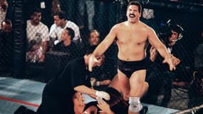 Dan Severn bat Oleg Taktarov en finale de l'UFC 5 en avril 1995
