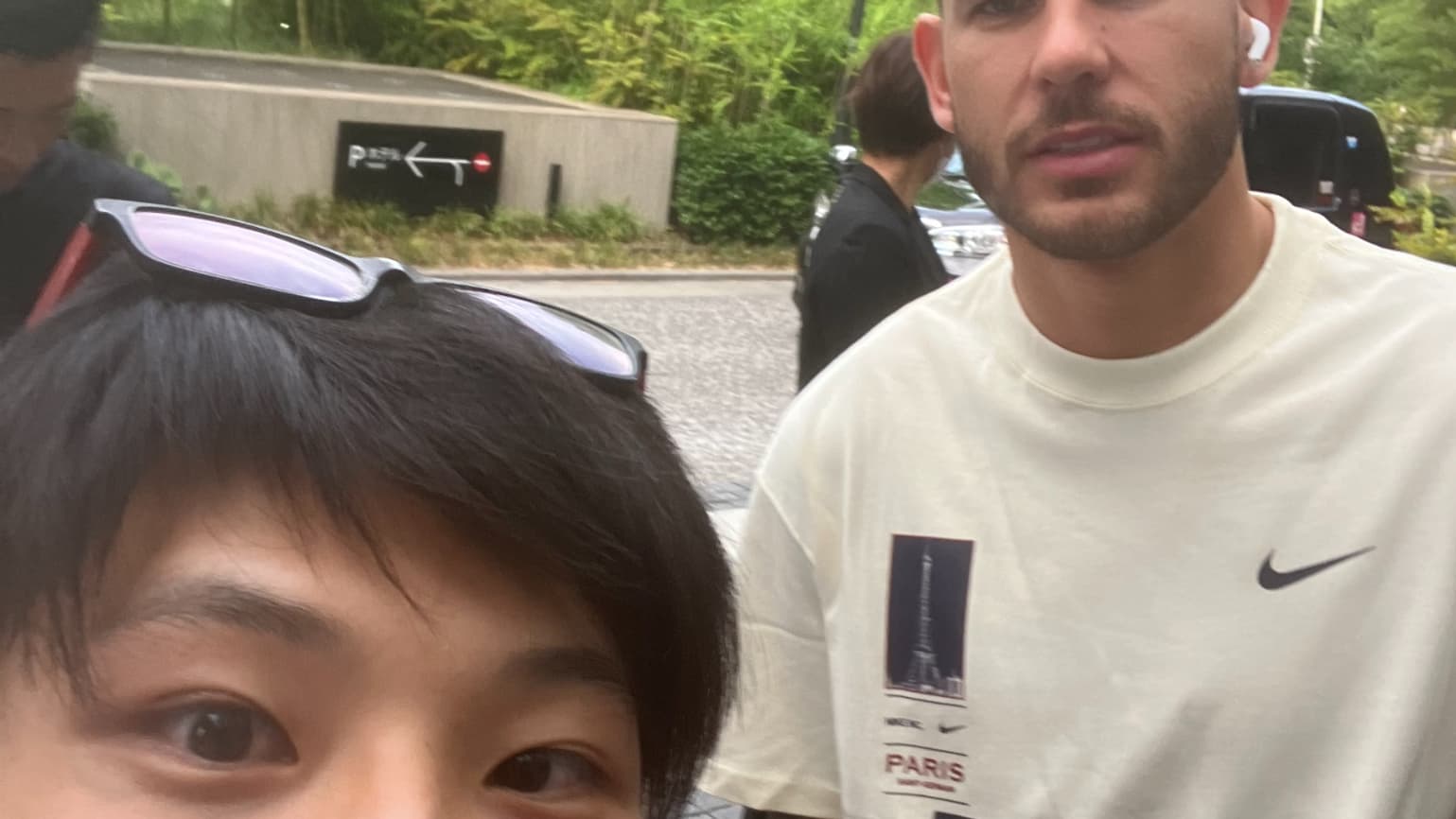 Lucas Hernandez avec un fan lors de la tournée au Japon, le 31 juillet 2023