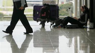 Aéorport de Hong Kong, ce matin. Le ministère des Affaires étrangères fait état de 85.000 Français bloqués à l'étranger en raison de la paralysie du trafic aérien engendrée par le nuage de cendres volcaniques islandais. /Photo prise le 20 avril 2010/REUTE