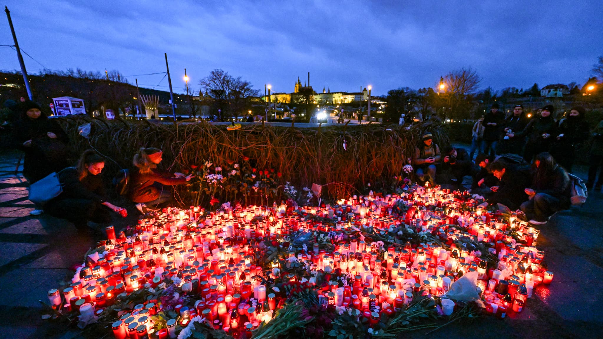 Des personnes se recueillent devant un mémorial improvisé pour les victimes à l'extérieur de l'Université Charles, dans le centre de Prague, le 22 décembre 2023. Des personnes se recueillent devant un mémorial improvisé pour les victimes à l'extérieur de l'Université Charles, dans le centre de Prague, le 22 décembre 2023.