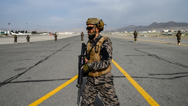 Des Talibans armés sur le tarmac de l'aéroport de Kaboul le 31 août 2021