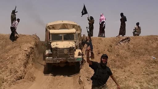 Cette photo diffusée le 11 juin 2014 par le compte jihadiste AlBaraka News sur Twitter montre des membres d'EIIL à la frontière entre la Syrie et l'Irak.