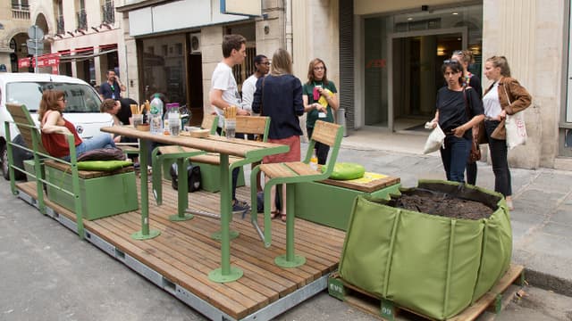 Le premier parklet parisien a été installé rue de la Bourse