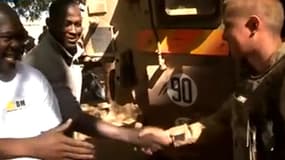 Les habitants de Markala au Mali accueillent les soldats français.