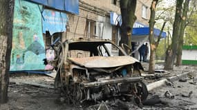 Un véhicule détruit dans un bombardement à Kharkiv, le 18 avril 2022 en Ukraine