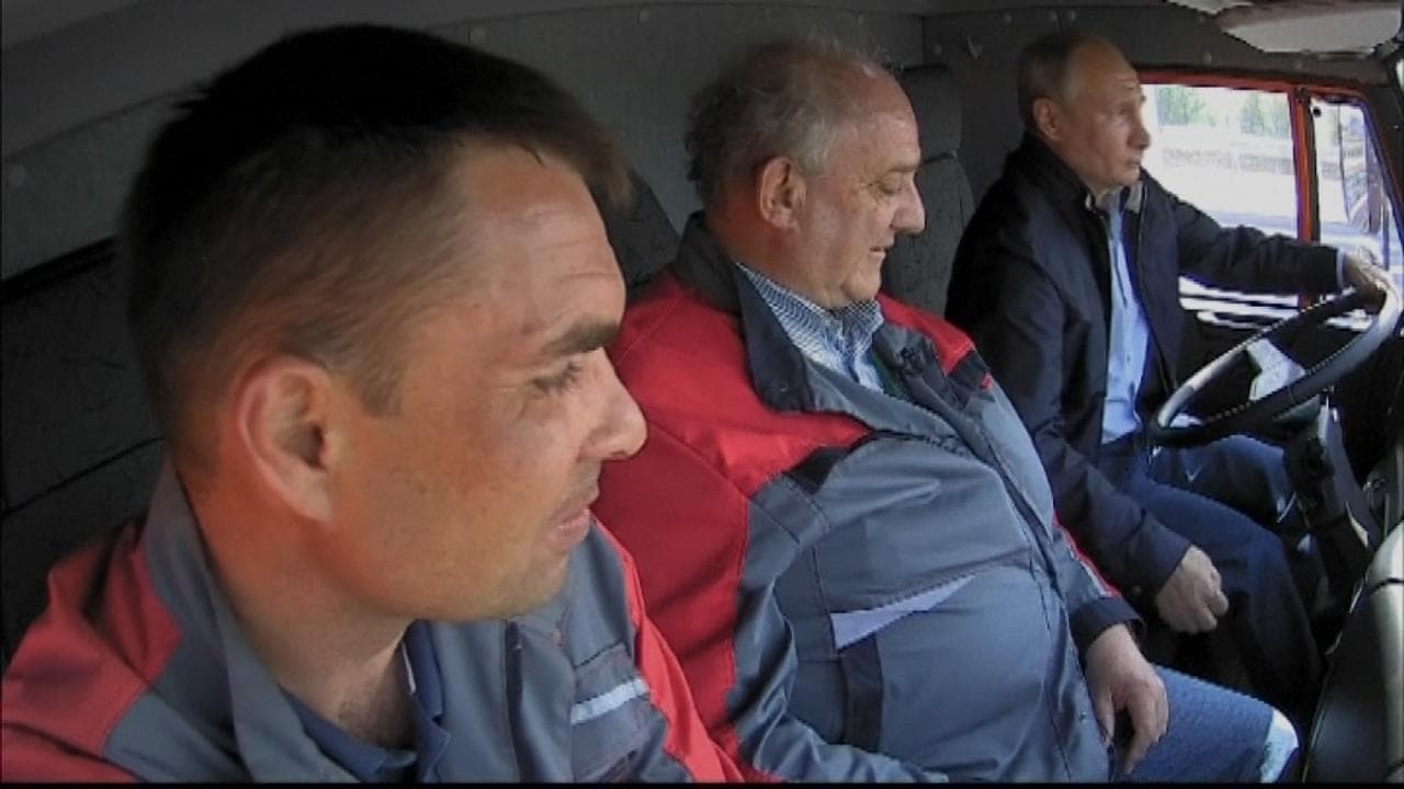 poutine inaugure  pont entre la crimee  la russie au volant dun