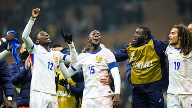Autour de leur capitaine, Ibrahima Konaté, les Bleus célèbrent leur succès avec les supporters français, le 17 novembre 2024, à San Siro