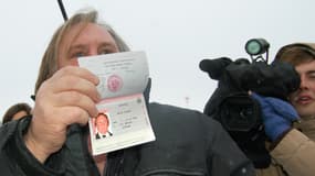 L'acteur Gérard Depardieu montre non sans fierté son passeport russe aux caméras.