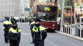 Des policiers irlandais à Dublin, au lendemain d'une attaque au couteau, le 24 novembre 2023