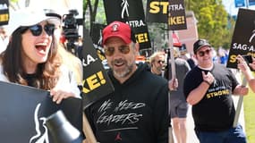 Fran Drescher, Jason Sudeikis et Josh Gad lors de manifestations d'acteurs en grève le 14 juillet 2023 à Los Angeles
