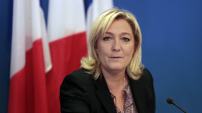 "Manuel Valls devrait présenter la démission de son gouvernement. Le gouvernement avoue lui-même qu'il n'a plus la majorité", a dit Marine le Pen mardi.