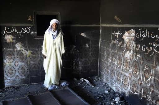 Un habitant regarde sa maison endommagée lors de heurts entre Arabes et Berbères, à Guerara le 9 juillet 2015 Un habitant regarde sa maison endommagée lors de heurts entre Arabes et Berbères, à Guerara le 9 juillet 2015