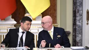 Le président ukrainien Volodymyr Zelenskys'entretient avec son ministre de la Défense Oleksiy Reznikov, à Kiev, le 3 février 2022.