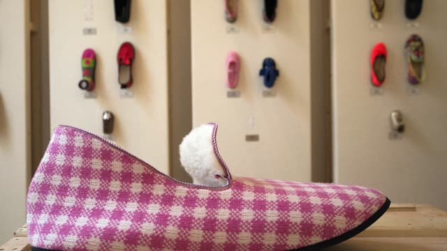Environ 300.000 paires de charentaise sont fabriquées chaque année par six entreprises qui emploient 210 personnes.