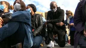 Des personnes en train de respecter les 8 minutes de silence en hommage à George Floyd ce mardi à Paris.