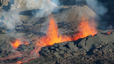 De la lave coulant du piton de la Fournaise, lors de l'éruption du volcan, le 25 août 2015. (Photo d'illustration)