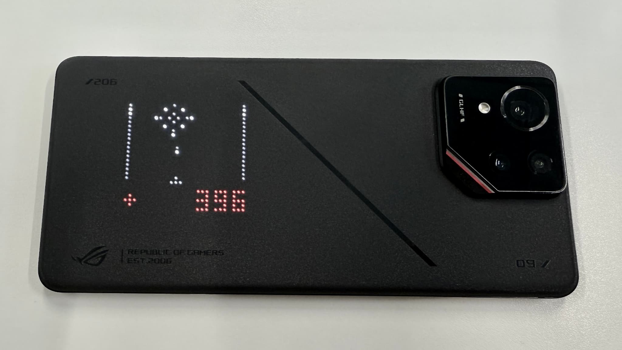Vous pouvez tenter de battre le record à un simili Space Invaders au dos du ROG Phone 9 Pro