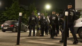 Des policiers devant le commissariat de Trappes le 21 juillet 2013