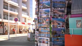Malgré l'ère des réseaux sociaux, les cartes postales sont encore populaires auprès des Français. 

