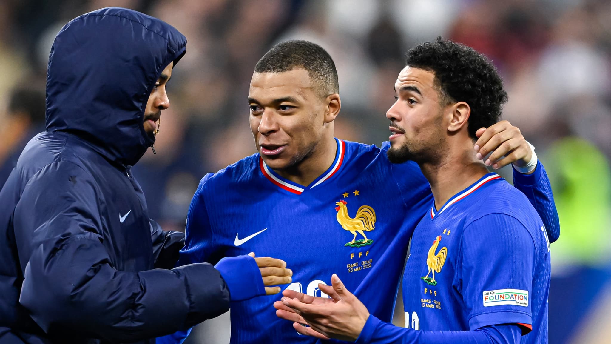 Bradley Barcola en train de discuter avec Kylian Mbappé et Warren Zaïre-Emery pendant un match de la France, mars 2025 Bradley Barcola en train de discuter avec Kylian Mbappé et Warren Zaïre-Emery pendant un match de la France, mars 2025