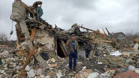 Un homme dans des ruines provoquées par un bombardement des forces russes à Jitomir, en Ukraine, le 2 mars 2022