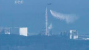 Un hélicoptère de l'armée japonaise a commencé jeudi matin à déverser de l'eau sur le réacteur n°3 de la centrale nucléaire de Fukushima-Daiichi pour refroidir les barres de combustible en surchauffe. Située à 240 km au nord de Tokyo, la centrale, endomma
