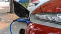 Cette voiture électrique est en train de recharger à Lille, sur une borne publique, en septembre 2022.