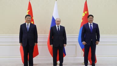 Le président chinois Xi Jinping, le président russe Vladimir Poutine et le président mongol Ukhnaa Khurelsukh lors d'une réunion en Ouzbékistan, le 15 septembre 2022.