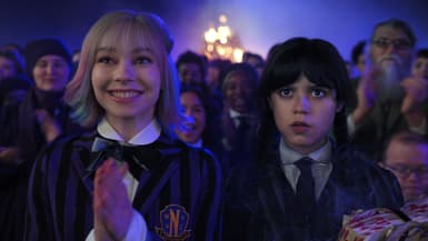 Emma Myers (Enid Sinclair) et Jenna Ortega (Mercredi Addams) dans la saison 2 de "Mercredi" sur Netflix.