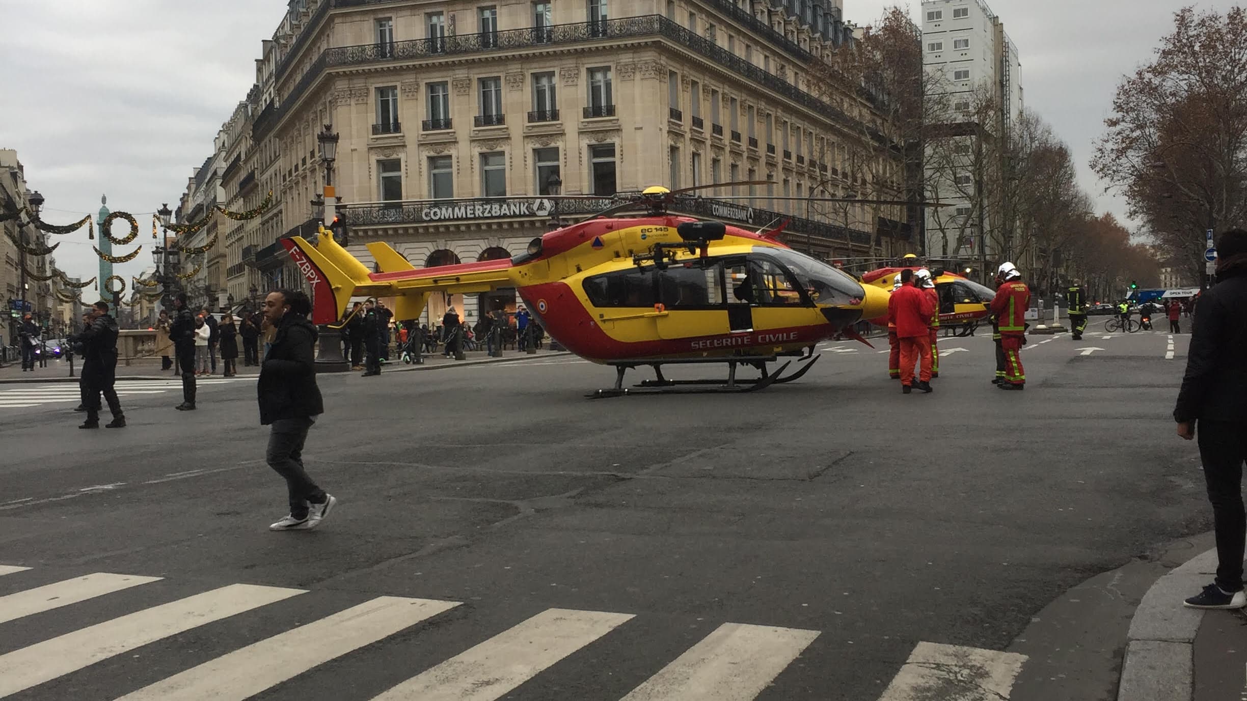 deux hélicoptères se sont posés place de l'Opéra, près de la rue de Trévise où une importante explosion a eu lieu ce samedi. deux hélicoptères se sont posés place de l'Opéra, près de la rue de Trévise où une importante explosion a eu lieu ce samedi.